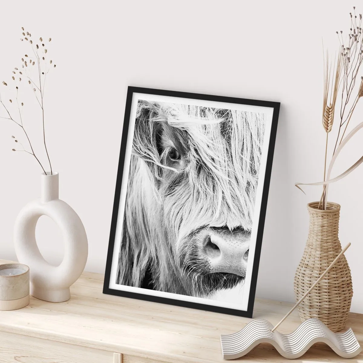 Plagát v čiernom ráme - Detailný čiernobiely portrét škótskej vysočiny. - 50x70cm - Škótska divokosť - Moderná nástenná dekorácia do obývacej izby a spálne ARTTOR