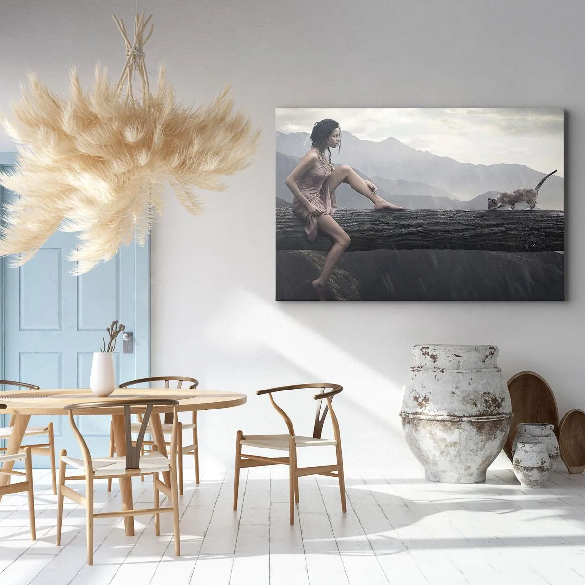 Obraz na plátne - Žena a mačka na kmeni stromu v daždi s výhľadom na hory. - 70x50cm - Vrcholy krásy - Moderná nástenná dekorácia do obývacej izby a spálne ARTTOR
