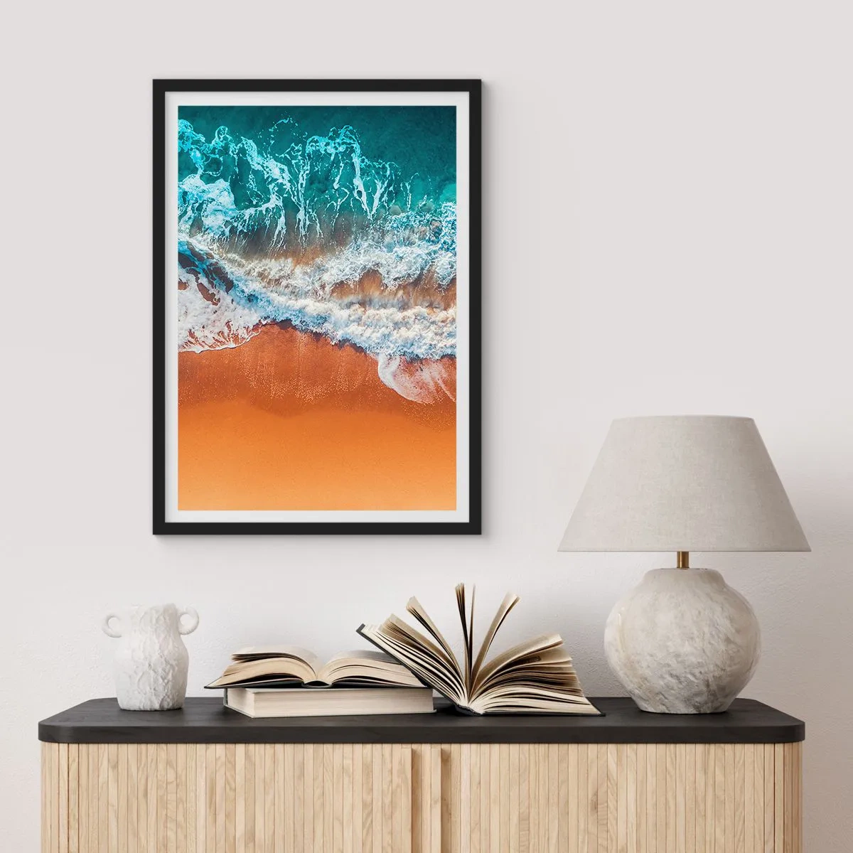 Plagát v čiernom ráme - Letecký pohľad na oceánske vlny a pláž - 50x70cm - Vždy pár - Moderná nástenná dekorácia do obývacej izby a spálne ARTTOR