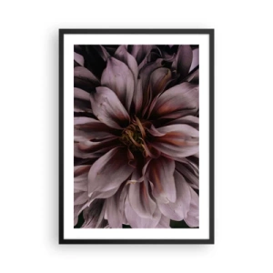 Plagát v čiernom ráme - Detailný záber na tmavoružový kvet - 50x70cm - Kvetinové srdce - Moderná nástenná dekorácia do obývacej izby a spálne ARTTOR