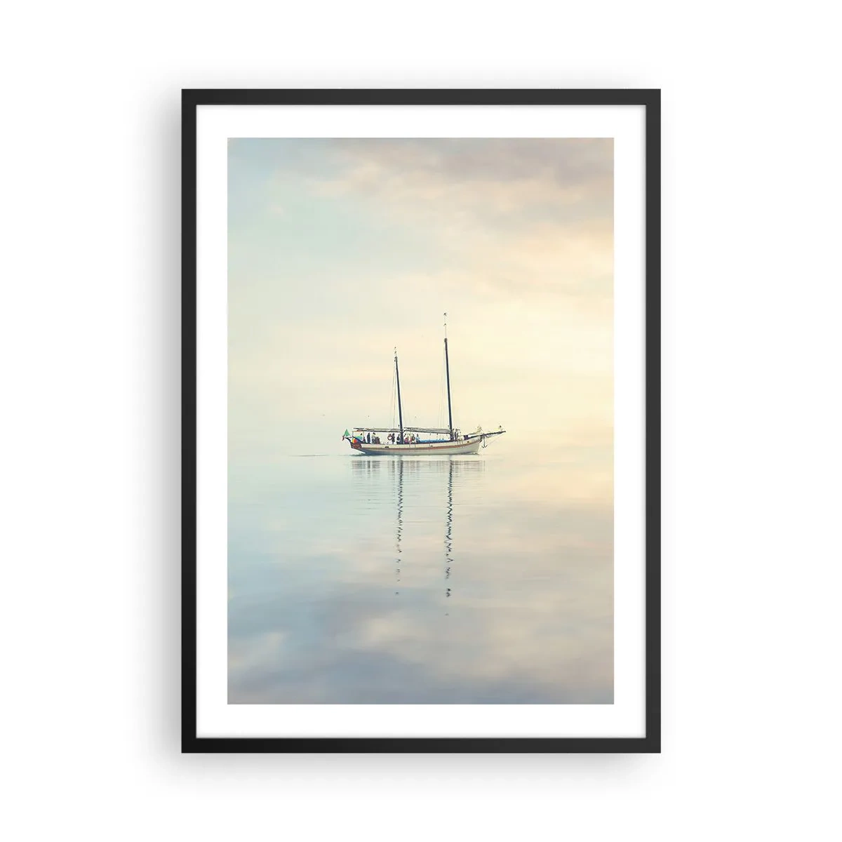 Plagát v čiernom ráme - Loď na pokojnom mori s jemným odrazom - 50x70cm - V mori ticha - Moderná nástenná dekorácia do obývacej izby a spálne ARTTOR