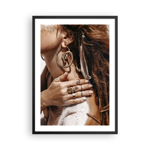 Plagát v čiernom ráme - Detail šperkov na piesočnatom koženom pozadí - 50x70cm - Kráľovná divokej pláže - Moderná nástenná dekorácia do obývacej izby a spálne ARTTOR