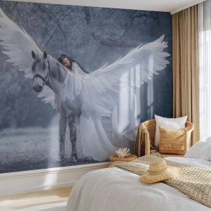 Fototapeta Standard Eco - Žena na okrídlenom bielom koni v magickom lese - 100x70cm - Nadšený okamih - Moderná nástenná dekorácia do obývacej izby a spálne ARTTOR