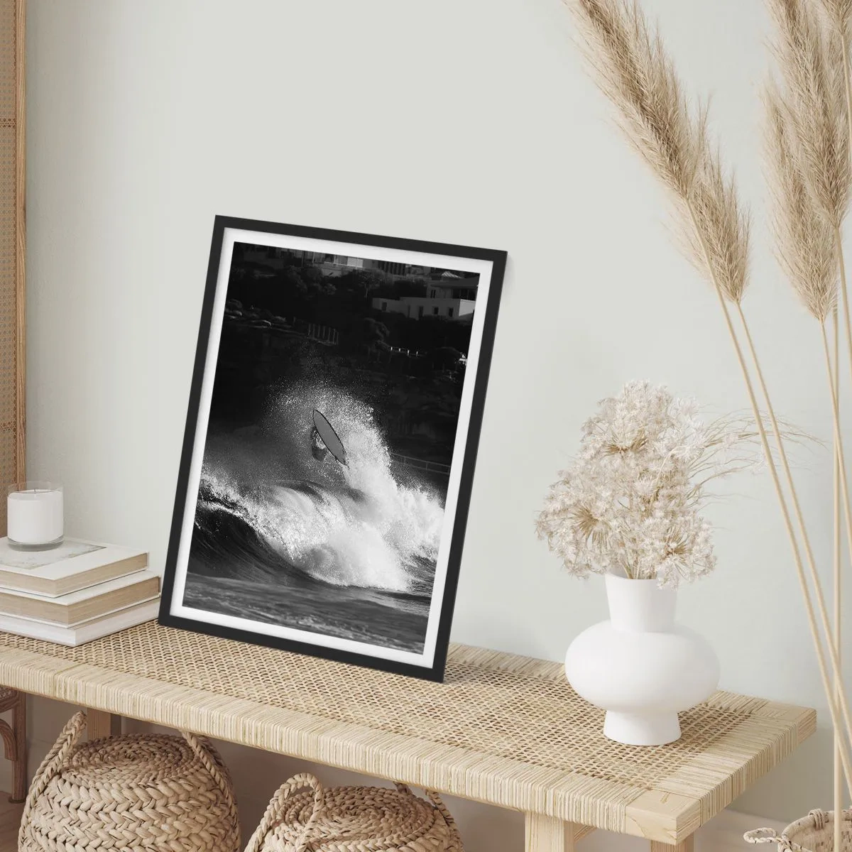 Plagát v čiernom ráme - Čiernobiely surfer v akcii na rozbúrených vlnách - 50x70cm - Výzva prijatá! - Moderná nástenná dekorácia do obývacej izby a spálne ARTTOR