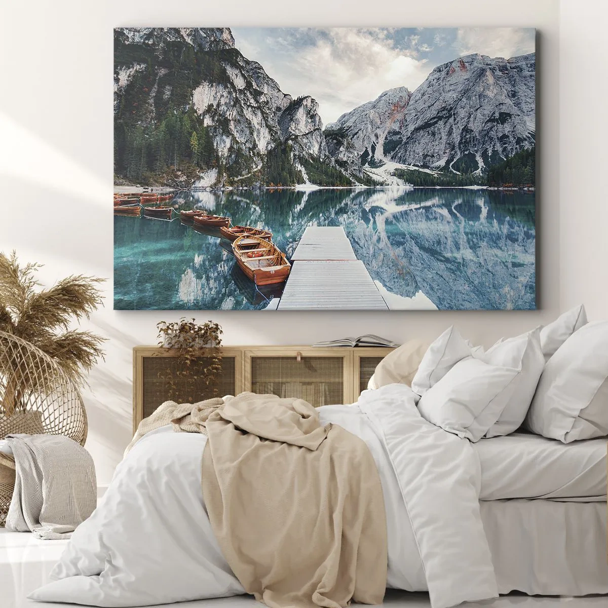 Obraz na plátne - Jazero s loďkami obklopené horami - 70x50cm - Ukážeme vám krásu - Moderná nástenná dekorácia do obývacej izby a spálne ARTTOR