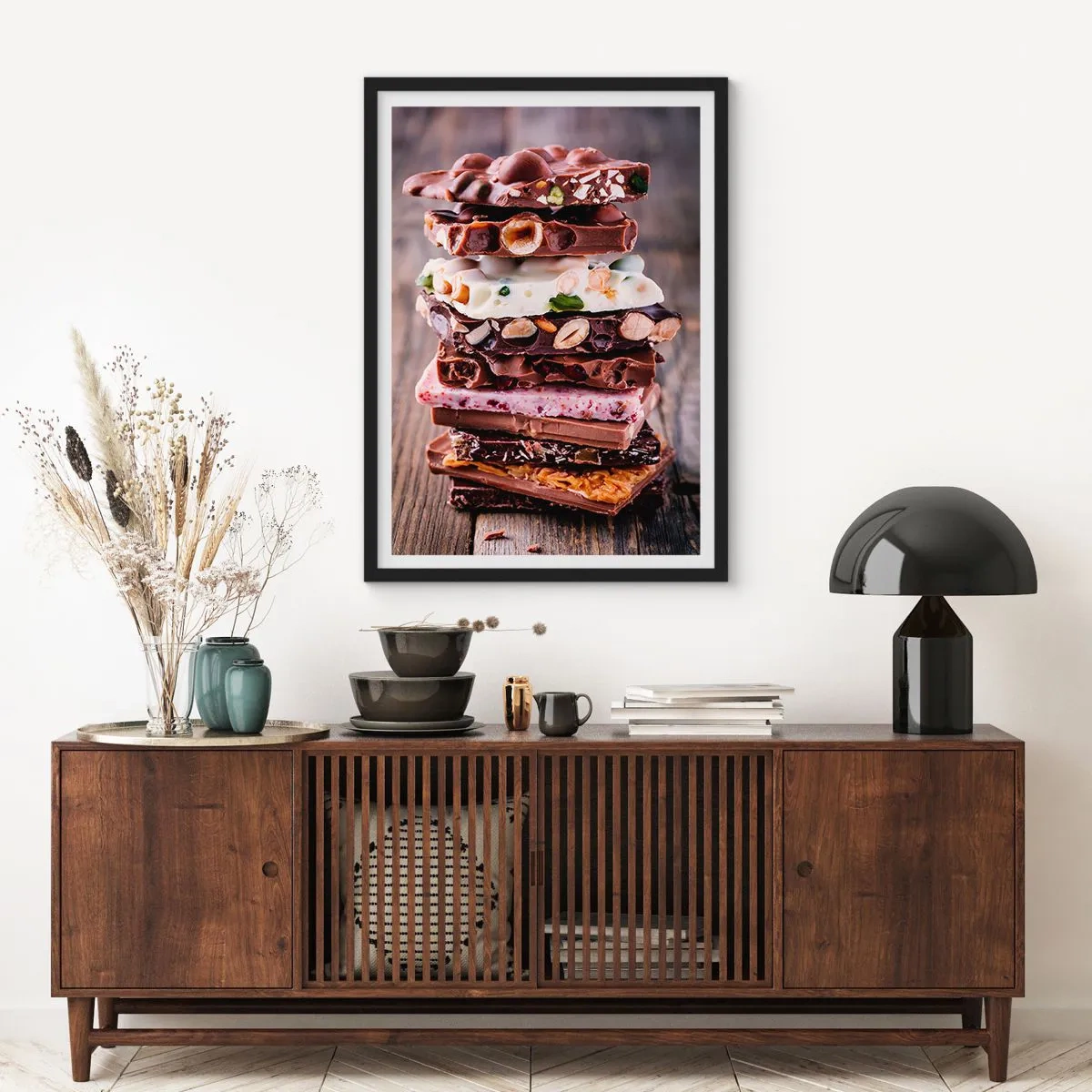 Plagát v čiernom ráme - Hromada čokoládových tyčiniek s orechmi a ovocím - 50x70cm - Rozkošná perspektíva - Moderná nástenná dekorácia do obývacej izby a spálne ARTTOR