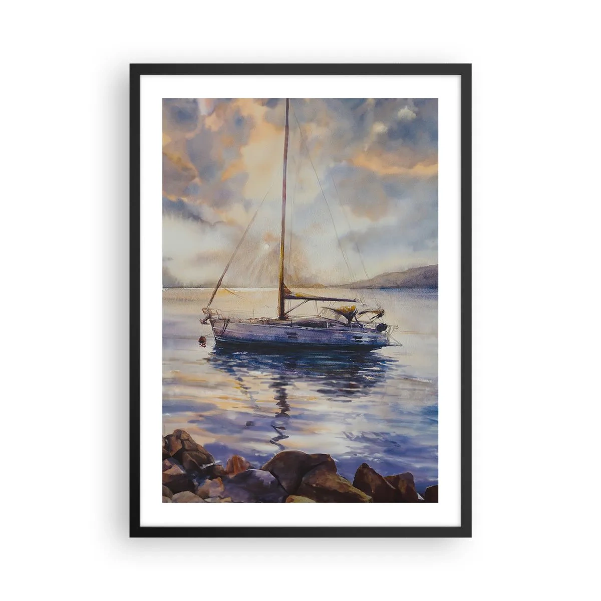 Plagát v čiernom ráme - Plachetnica na pokojnej vode vo svetle západu slnka - 50x70cm - Večer v zátoke - Moderná nástenná dekorácia do obývacej izby a spálne ARTTOR