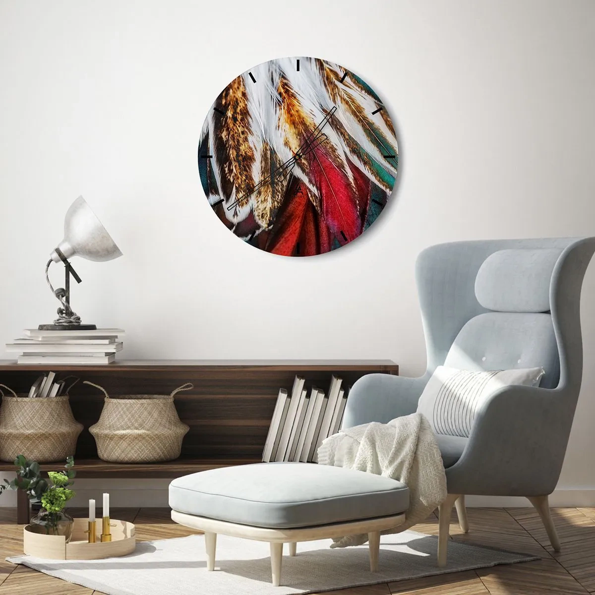 Nástenné hodiny - Detailný záber farebných pierok v odtieňoch hnedej, červenej a zelenej - 30x30cm - Tajomstvo letu - Moderná nástenná dekorácia do obývacej izby, kuchyne a spálne ARTTOR