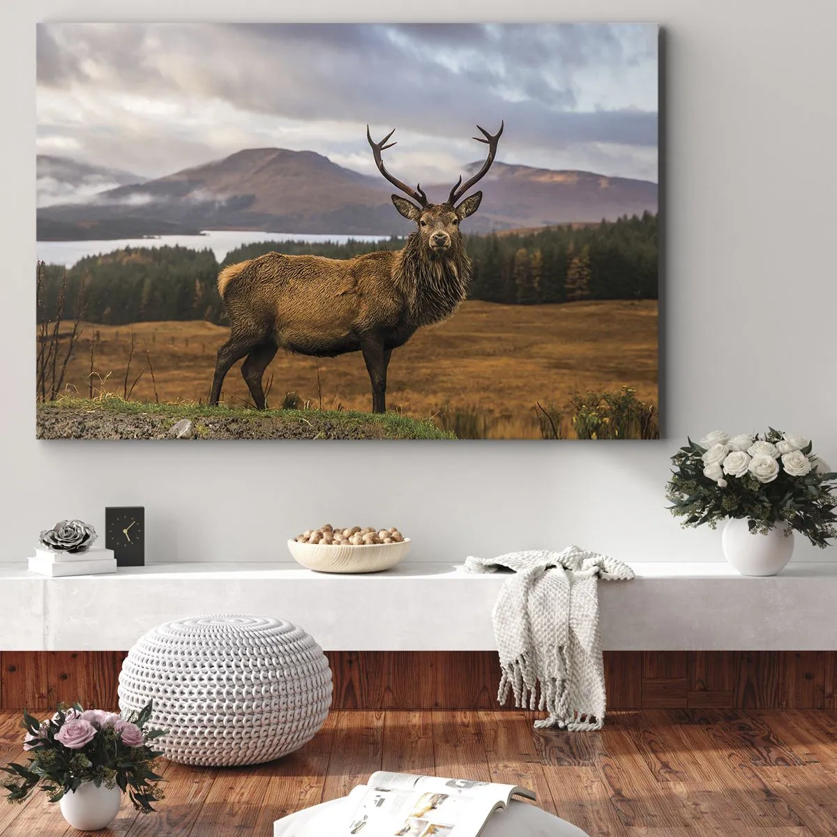 Obraz na plátne - Jeleň na pozadí horskej krajiny s jazerami a lesom - 70x50cm - Majestát prírody - Moderná nástenná dekorácia do obývacej izby a spálne ARTTOR