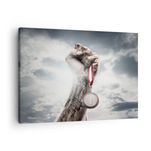 Obraz na plátne - Ruka zdvihnutá s medailou na pozadí zamračenej oblohy - 70x50cm - Per aspera ad astra - Moderná nástenná dekorácia do obývacej izby a spálne ARTTOR