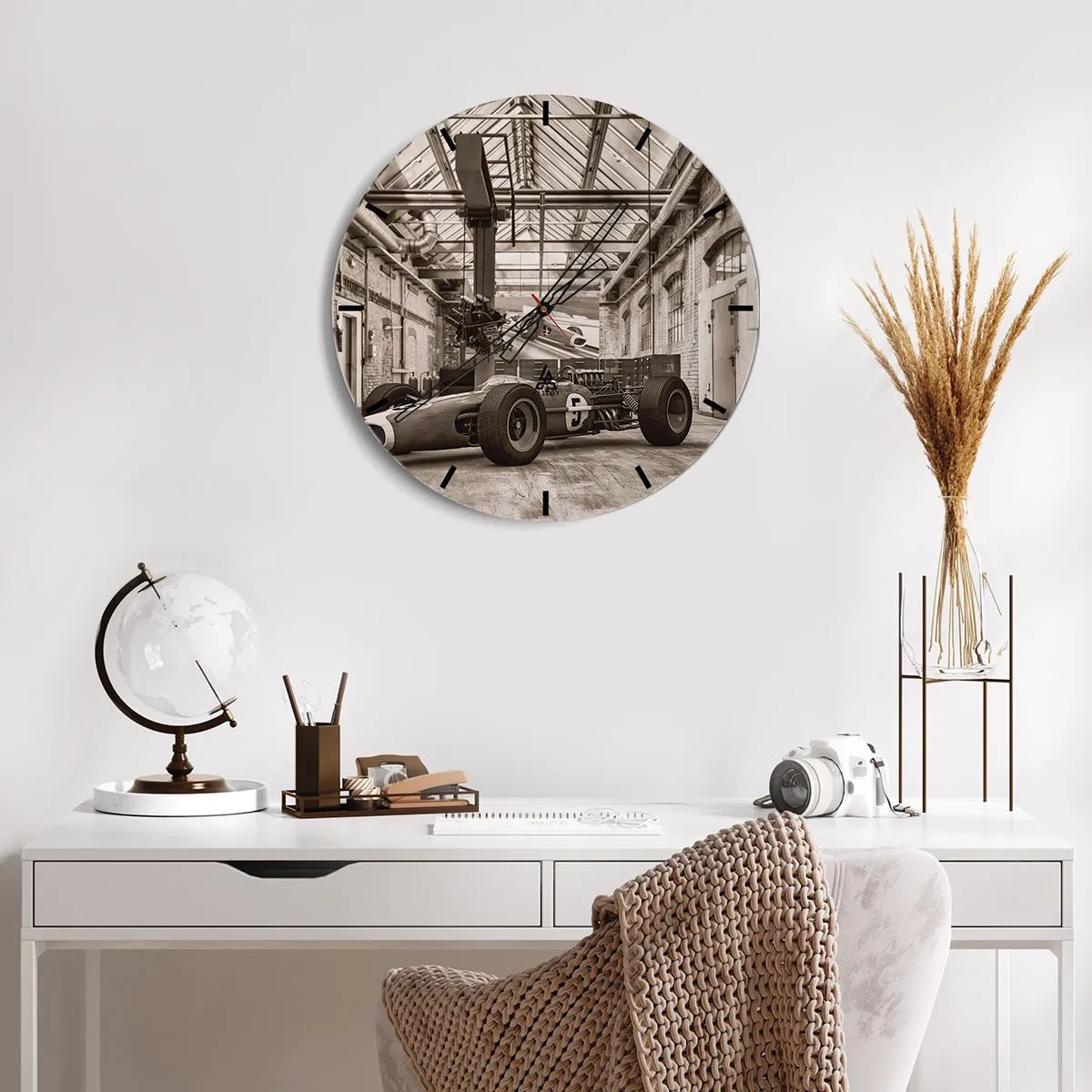 Nástenné hodiny - Klasické pretekárske auto v starej priemyselnej hale - 30x30cm - Odpočinok víťaza - Moderná nástenná dekorácia do obývacej izby, kuchyne a spálne ARTTOR