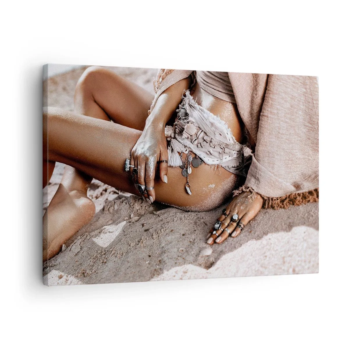 Obraz na plátne - Boho žena na pláži so šperkami - 70x50cm - Vyplavená na breh? - Moderná nástenná dekorácia do obývacej izby a spálne ARTTOR