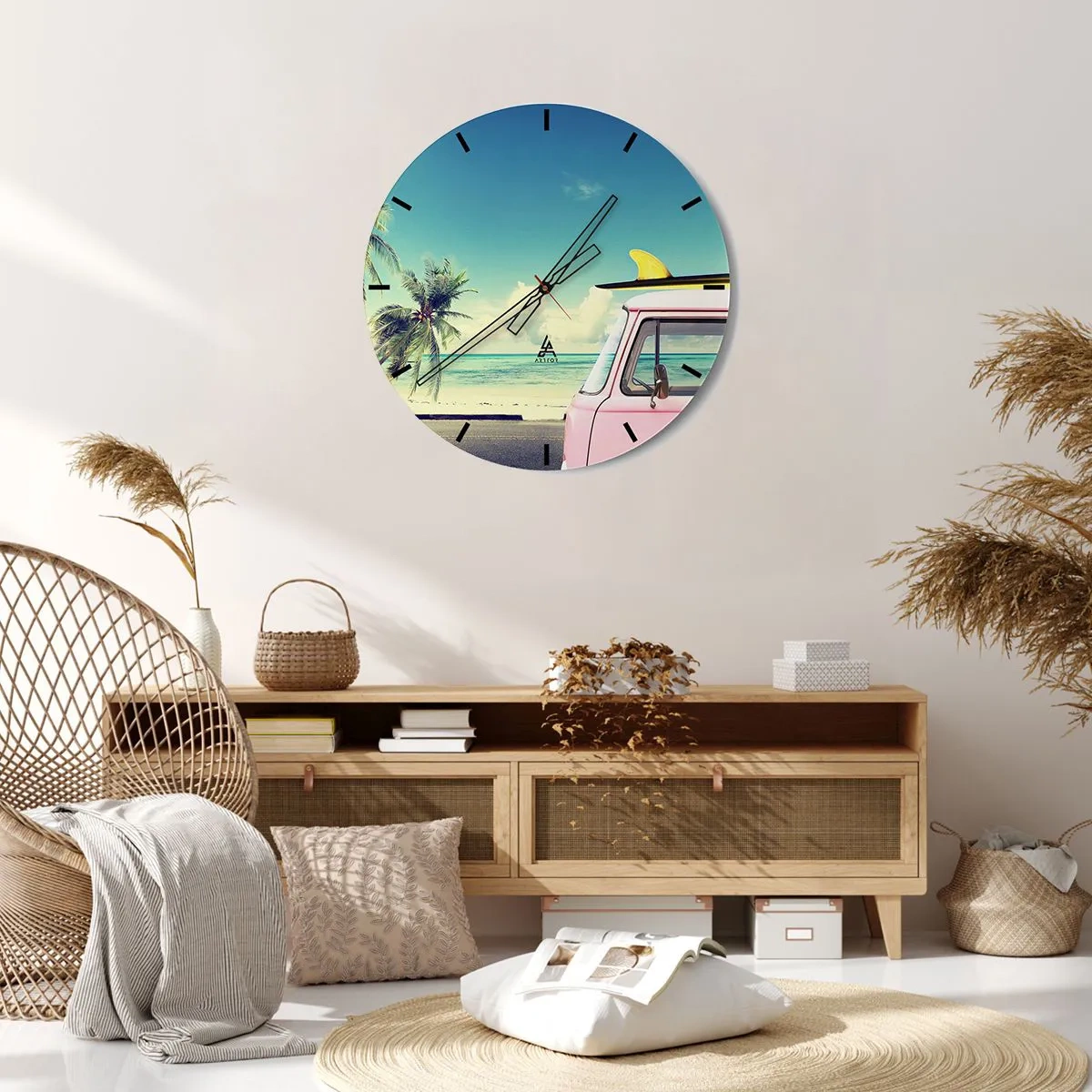 Nástenné hodiny - Ružová dodávka so surfovou doskou na pláži - 30x30cm - Prázdniny, je čas začať - Moderná nástenná dekorácia do obývacej izby, kuchyne a spálne ARTTOR