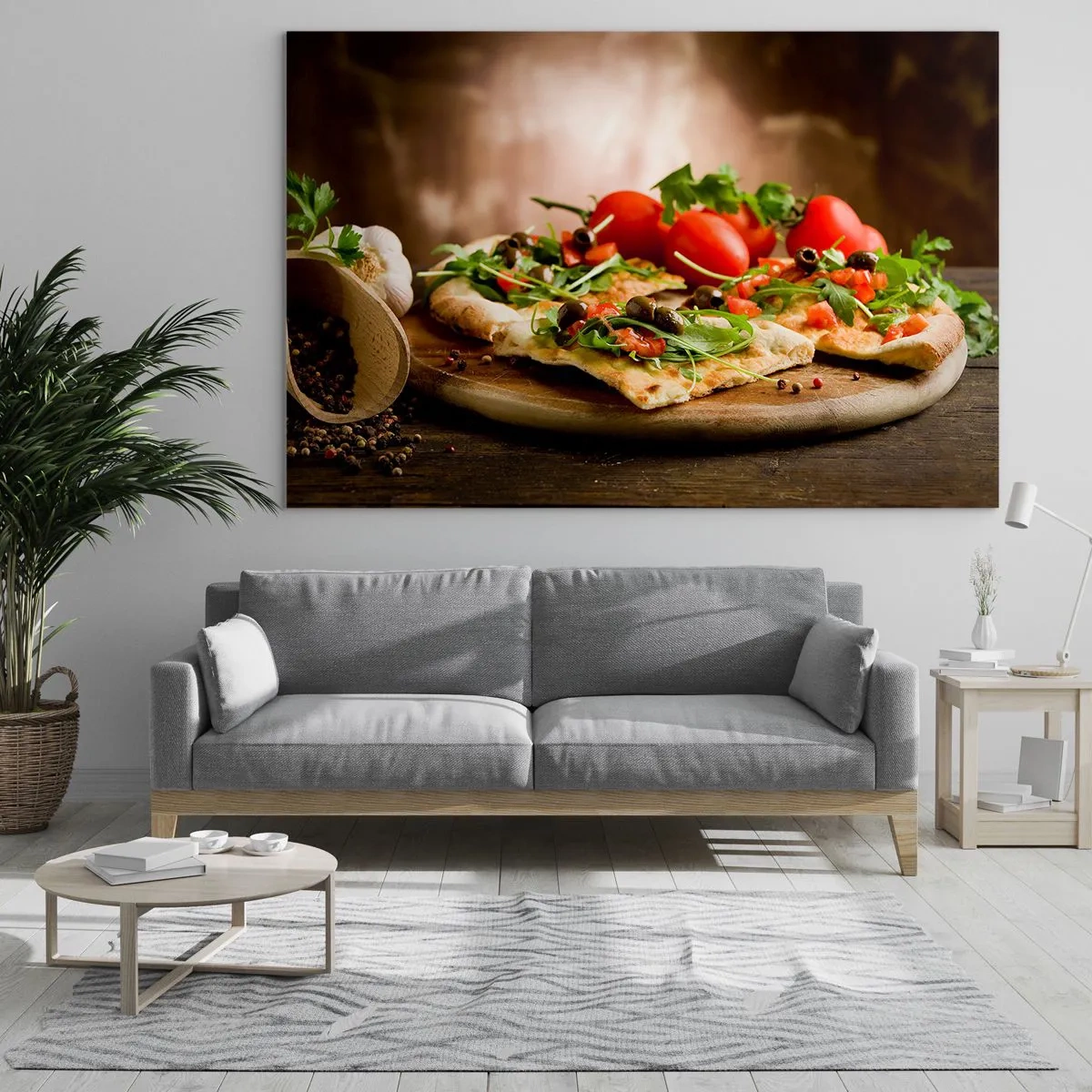 Obraz na skle - Pizza na drevenej doske s rukolou a paradajkami - 70x50cm - Priamo z pece a zo záhrady - Moderná nástenná dekorácia do obývacej izby a spálne ARTTOR