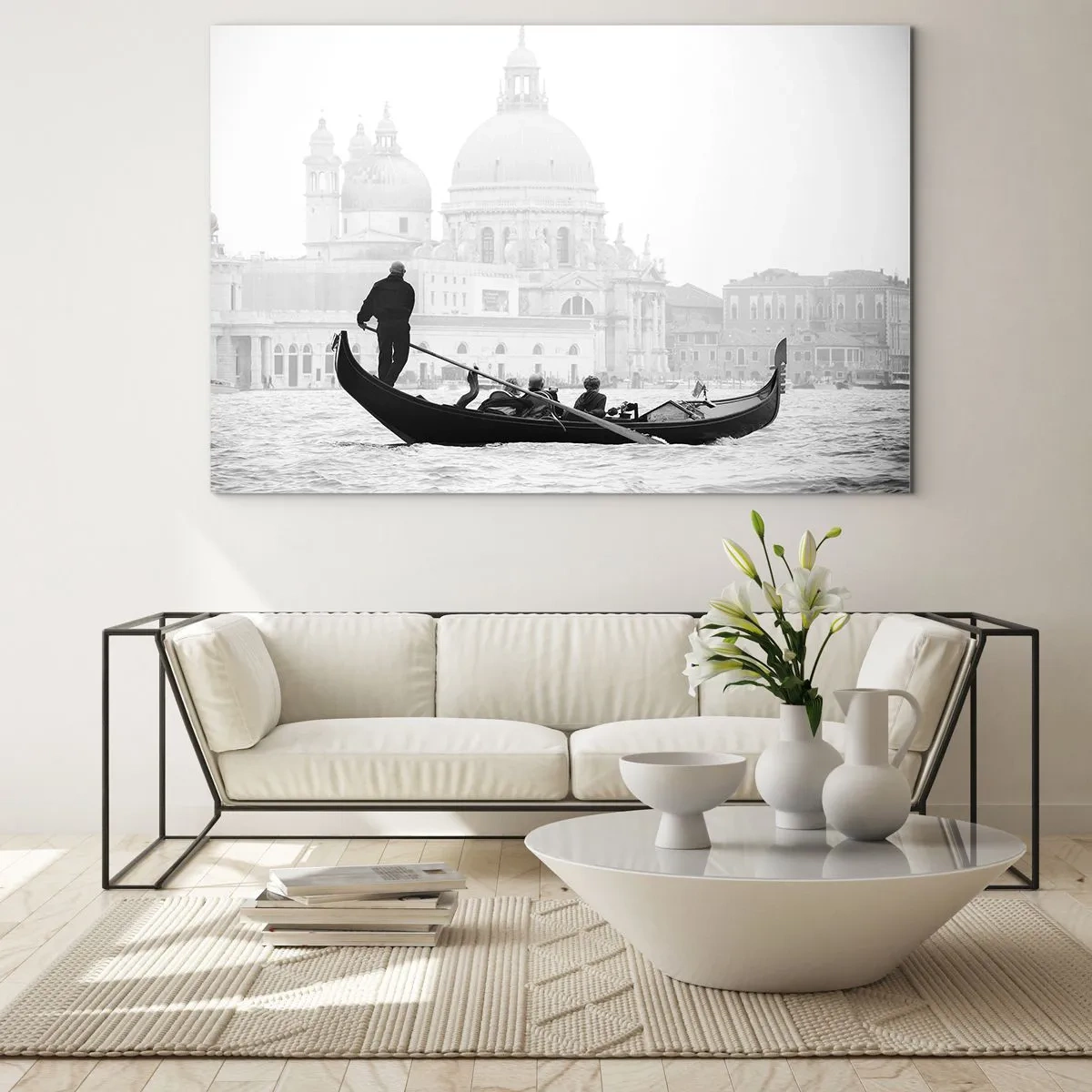 Obraz na skle - Čiernobiela gondola na pozadí Benátok - 70x50cm - Cesta k zdroju krásy - Moderná nástenná dekorácia do obývacej izby a spálne ARTTOR