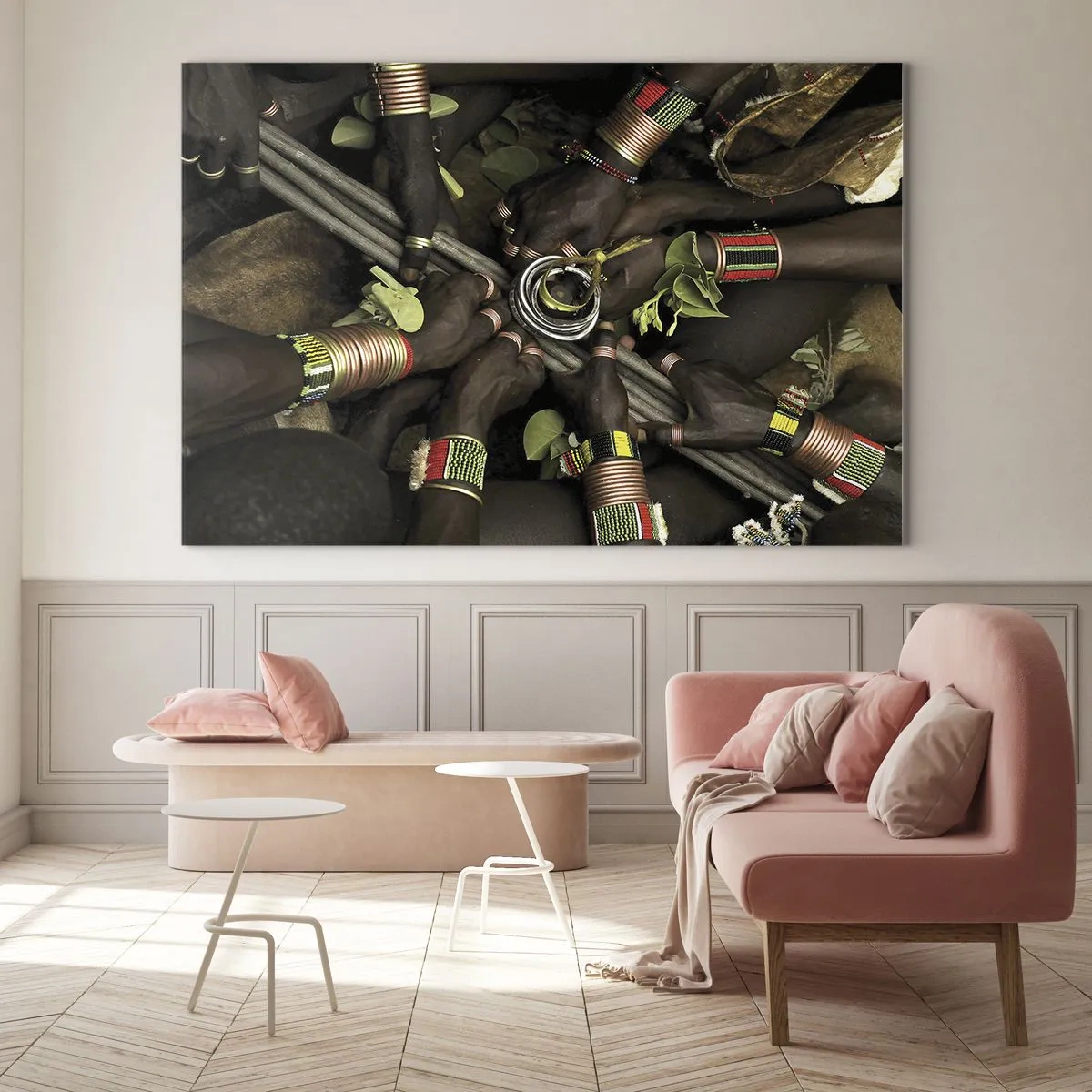 Obraz na skle - Ruky s náramkami držiace nádobu v rituálnom geste - 70x50cm - Sme spolu - Moderná nástenná dekorácia do obývacej izby a spálne ARTTOR