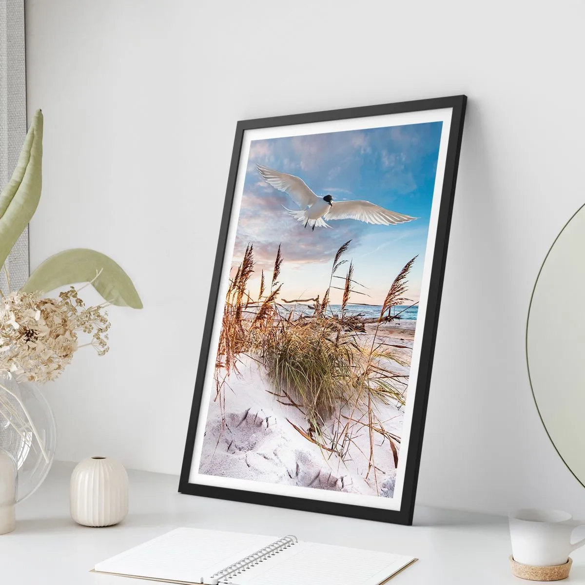 Plagát v čiernom ráme - Vták letí nad dunami a morom pri západe slnka - 50x70cm - Vietor od mora - Moderná nástenná dekorácia do obývacej izby a spálne ARTTOR