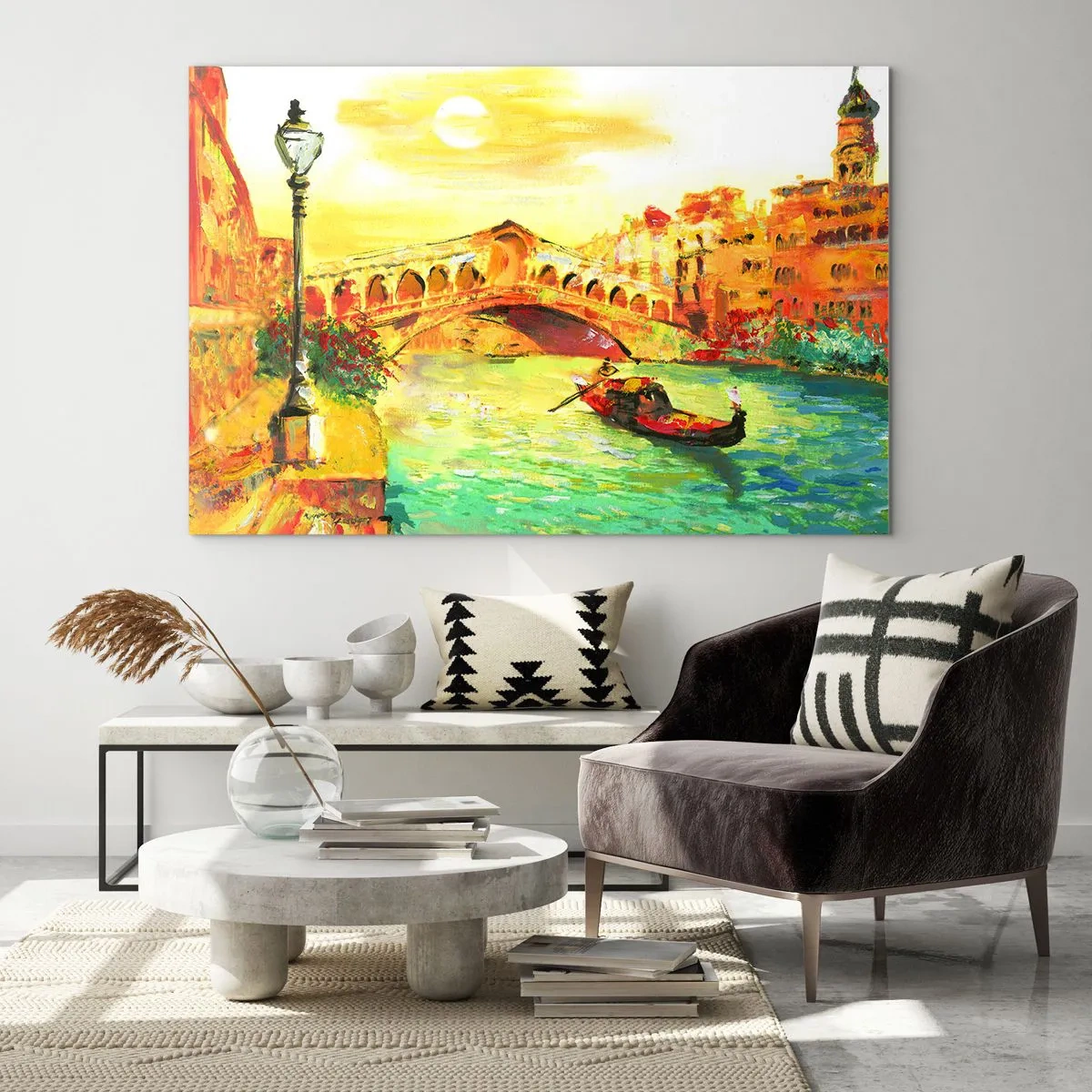 Obraz na skle - Kanál s gondolou a mostom v lúčoch zapadajúceho slnka - 70x50cm - Púť zamilovaných - Moderná nástenná dekorácia do obývacej izby a spálne ARTTOR