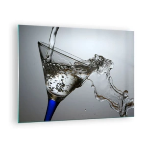Obraz na skle - Voda striekajúca do pohára na martini - 70x50cm - Krištáľová voda v krištáľovom skle - Moderná nástenná dekorácia do obývacej izby a spálne ARTTOR