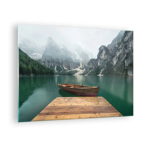 Obraz na skle - Loď pri mólach na jazere v hornatej scenérii s hmlou - 70x50cm - „Hrdé skaly vpredu“ - Moderná nástenná dekorácia do obývacej izby a spálne ARTTOR