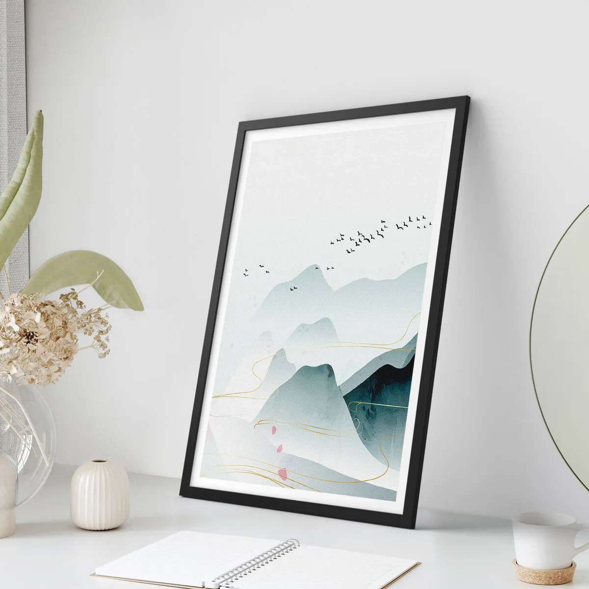 Plagát v čiernom ráme - Jemné hory a vtáky v minimalistickej kompozícii - 50x70cm - Cez vrcholy - Moderná nástenná dekorácia do obývacej izby a spálne ARTTOR