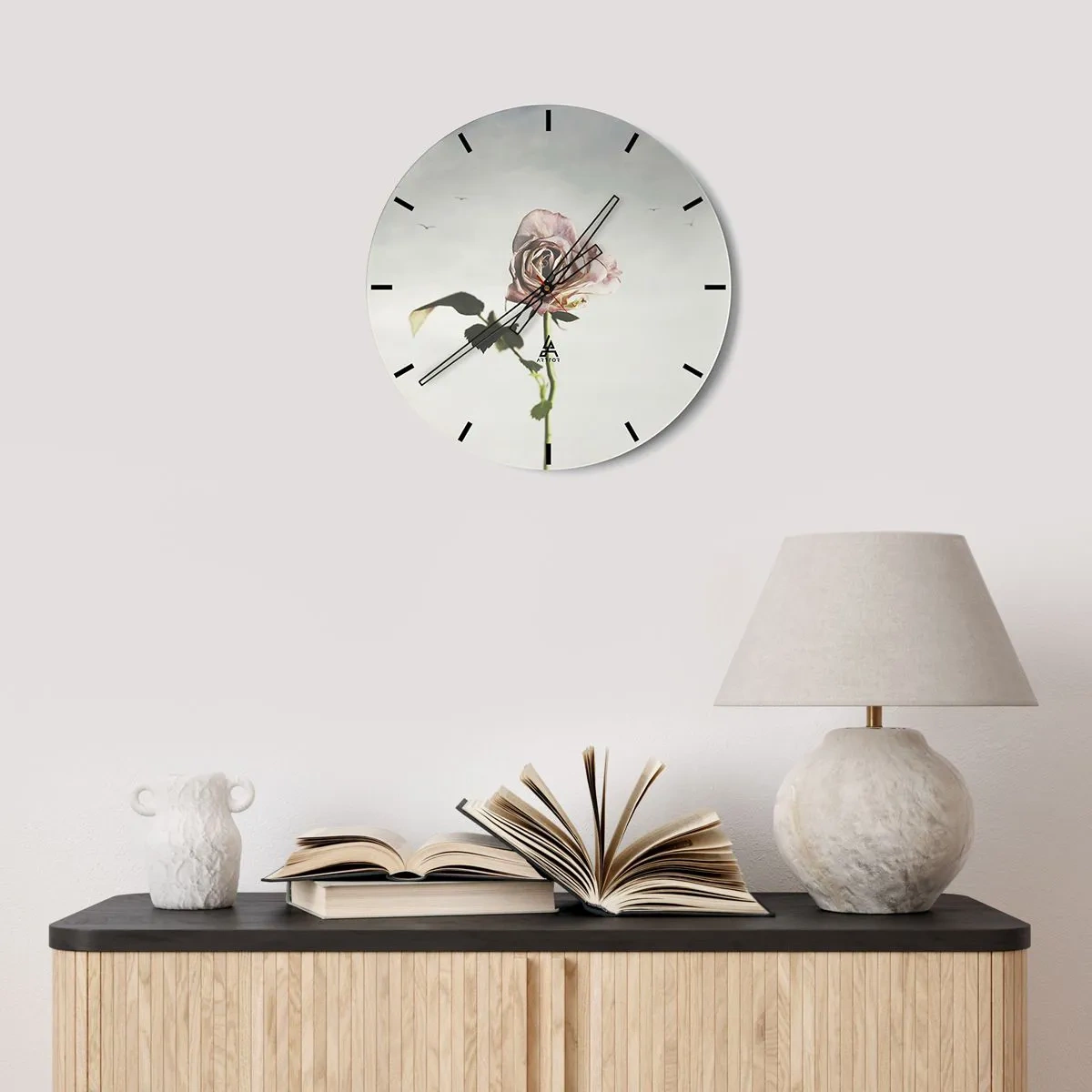 Nástenné hodiny - Jemná ruža na svetlom pozadí s vtákmi v diaľke - 30x30cm - Vítanie jari - Moderná nástenná dekorácia do obývacej izby, kuchyne a spálne ARTTOR