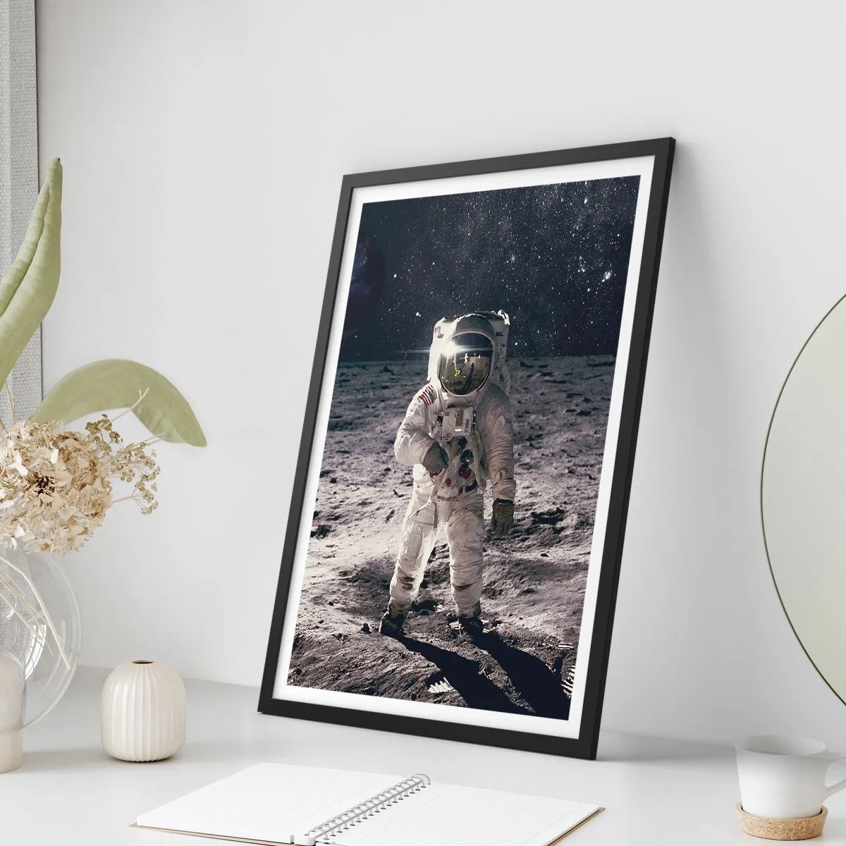 Plagát v čiernom ráme - Astronaut na Mesiaci s výhľadom na hviezdy - 50x70cm - Pozdrav z Mesiaca - Moderná nástenná dekorácia do obývacej izby a spálne ARTTOR
