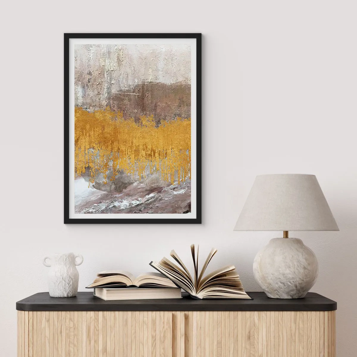 Plagát v čiernom ráme - Abstraktná textúra v zlatej a béžovej farbe s efektom hĺbky - 50x70cm - Zlatistý závan - Moderná nástenná dekorácia do obývacej izby a spálne ARTTOR