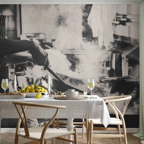 Fototapeta Standard Eco - Šéfkuchár pri práci v kuchyni plnej pary a intenzívnej atmosféry. - 100x70cm - Alchýmia chutí - Moderná nástenná dekorácia do obývacej izby a spálne ARTTOR
