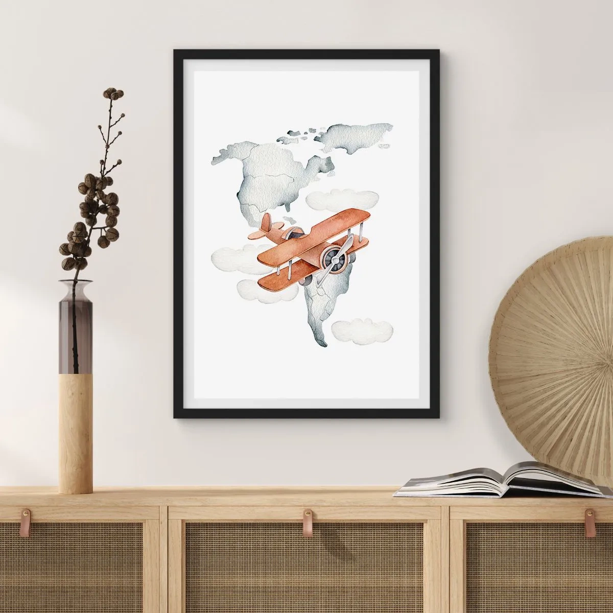 Plagát v čiernom ráme - Dvojplošník nad mapou sveta v oblakoch - 50x70cm - V priekopníckom duchu - Moderná nástenná dekorácia do obývacej izby a spálne ARTTOR