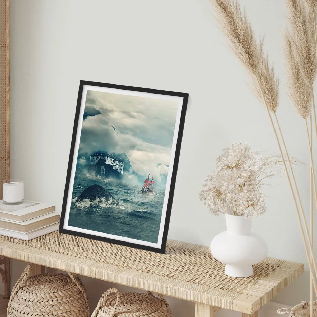 Plagát v čiernom ráme - Loď na rozbúrenom mori neďaleko hradu v hmle - 50x70cm - V kúzelných vodách - Moderná nástenná dekorácia do obývacej izby a spálne ARTTOR