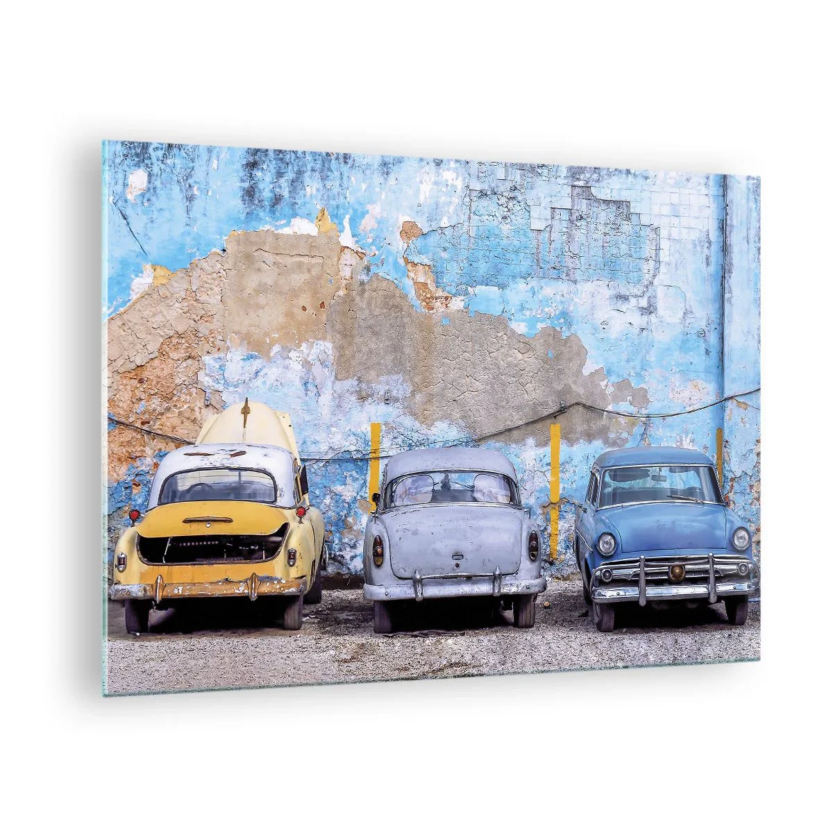 Obraz na skle - Veterány na pozadí zničenej steny - 70x50cm - Stretnutie veteránov - Moderná nástenná dekorácia do obývacej izby a spálne ARTTOR