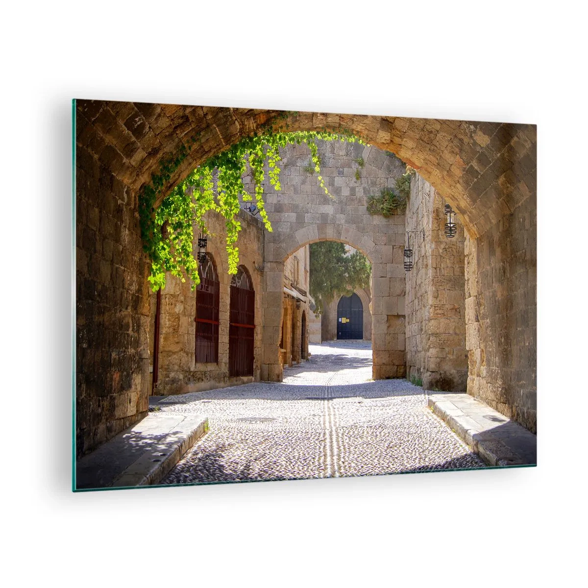 Obraz na skle - Kamenná ulica s oblúkmi a viničom v slnečnom svetle - 70x50cm - Čoskoro sa objaví družina - Moderná nástenná dekorácia do obývacej izby a spálne ARTTOR