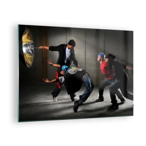 Obraz na skle - Skupina tanečníkov v dynamickej póze na industriálnom pozadí. - 70x50cm - Tancujúci s pouličným vetrom - Moderná nástenná dekorácia do obývacej izby a spálne ARTTOR