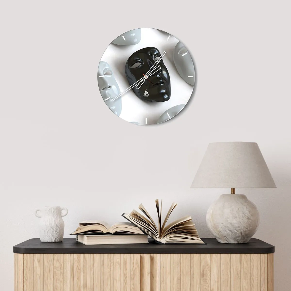 Nástenné hodiny - Čierna maska obklopená bielymi maskami na svetlom pozadí - 30x30cm - Ako sa odlíšiť? - Moderná nástenná dekorácia do obývacej izby, kuchyne a spálne ARTTOR