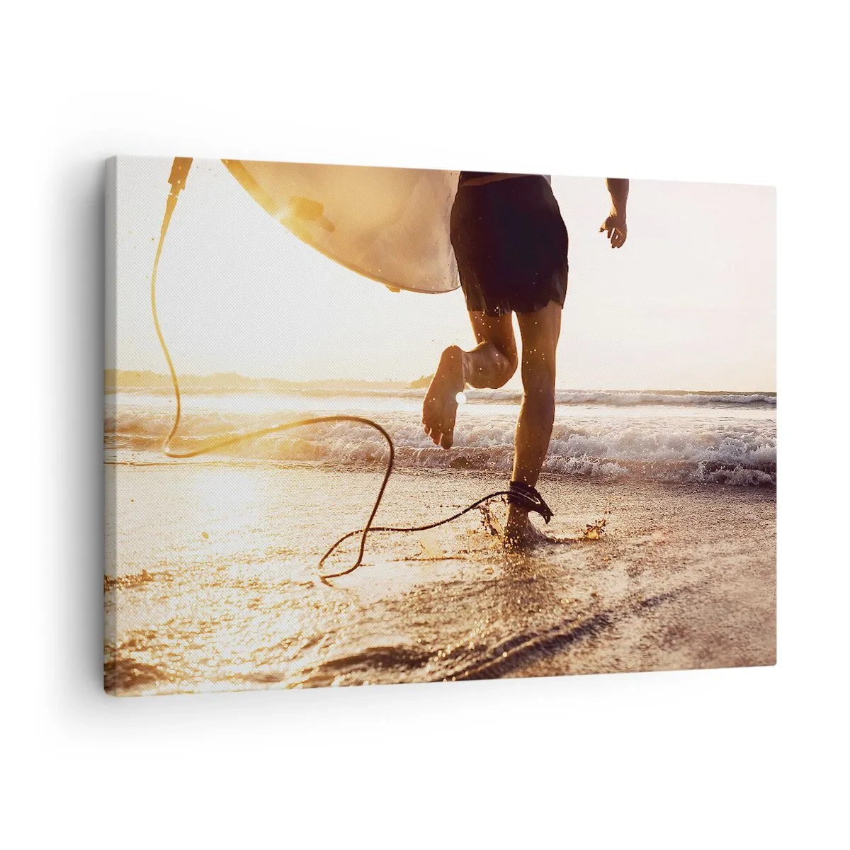 Obraz na plátne - Surfer beží po pláži so svojou doskou na slnku. - 70x50cm - V ústrety vlne - Moderná nástenná dekorácia do obývacej izby a spálne ARTTOR