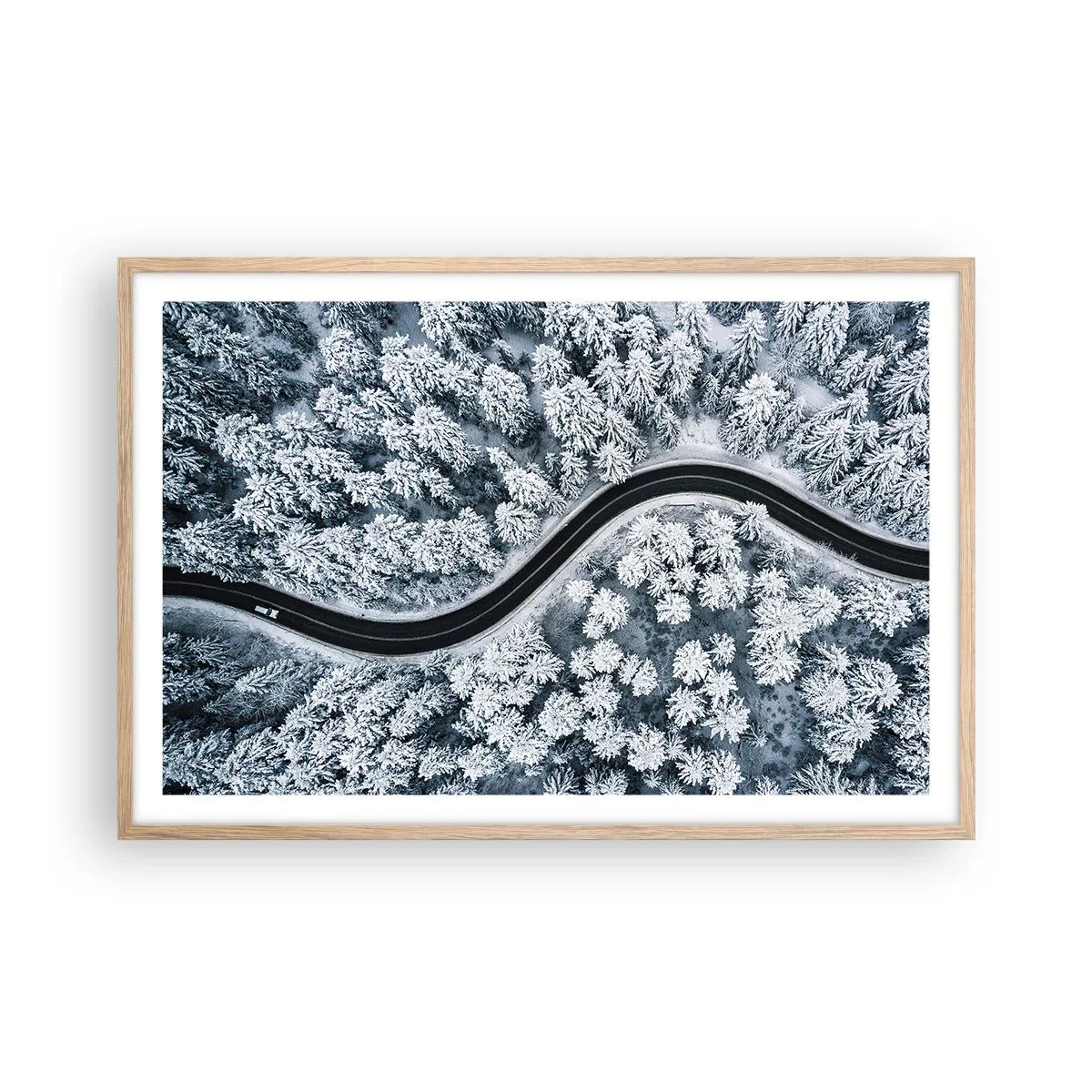 Plagát v ráme zo svetlého duba - Zimným lesom - 91x61 cm