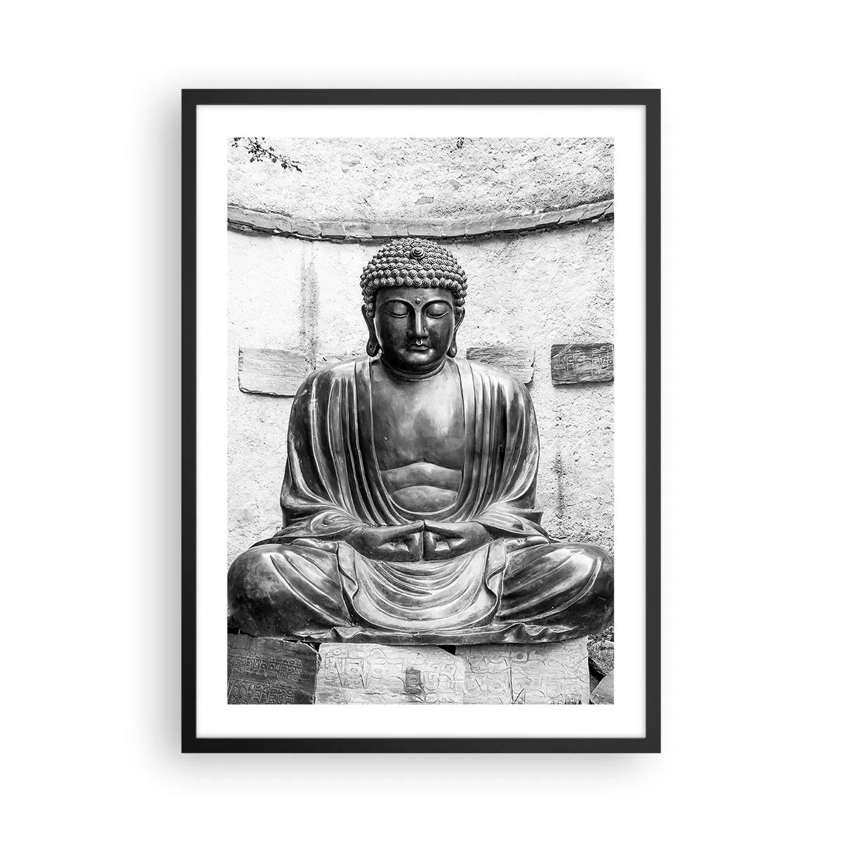 Plagát v čiernom ráme - Socha Budhu v meditačnej polohe v monochromatických tónoch - 50x70cm - Pri zdroji pokoja - Moderná nástenná dekorácia do obývacej izby a spálne ARTTOR