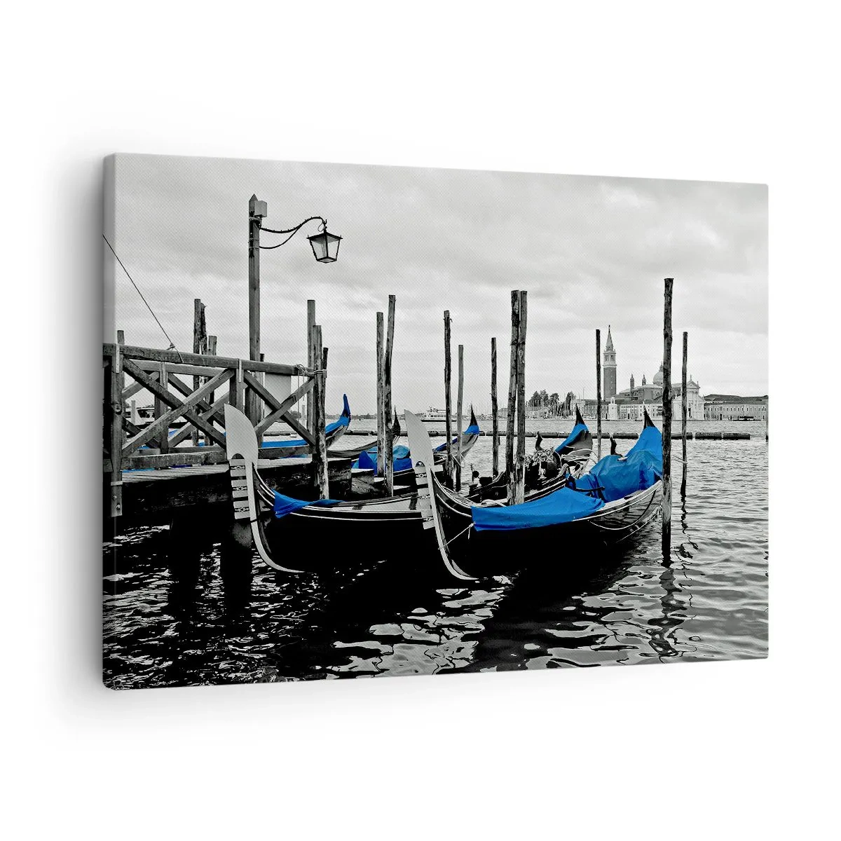 Obraz na plátne - Gondoly v Benátkach s modrými krytmi - 70x50cm - Zamyslené Benátky - Moderná nástenná dekorácia do obývacej izby a spálne ARTTOR