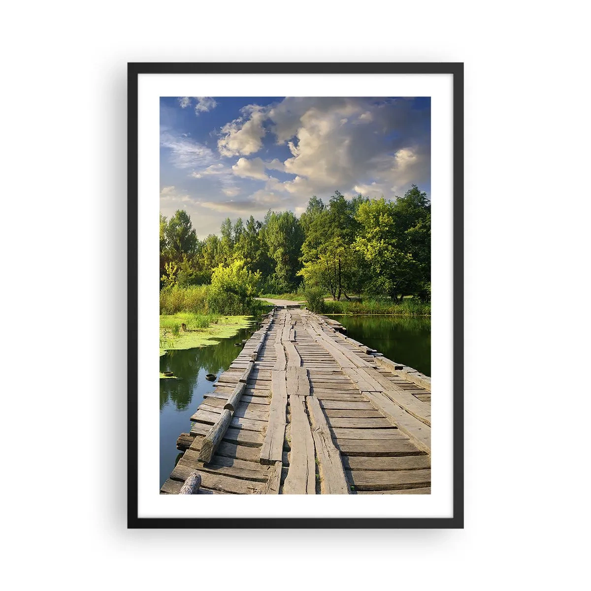 Plagát v čiernom ráme - Drevený most cez rieku obklopený zeleňou - 50x70cm - Leto, leto všade - Moderná nástenná dekorácia do obývacej izby a spálne ARTTOR