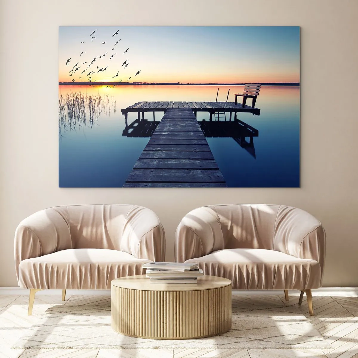 Obraz na skle - Mólo na jazere s výhľadom na západ slnka a vtáky za letu - 70x50cm - To bol dobrý deň - Moderná nástenná dekorácia do obývacej izby a spálne ARTTOR