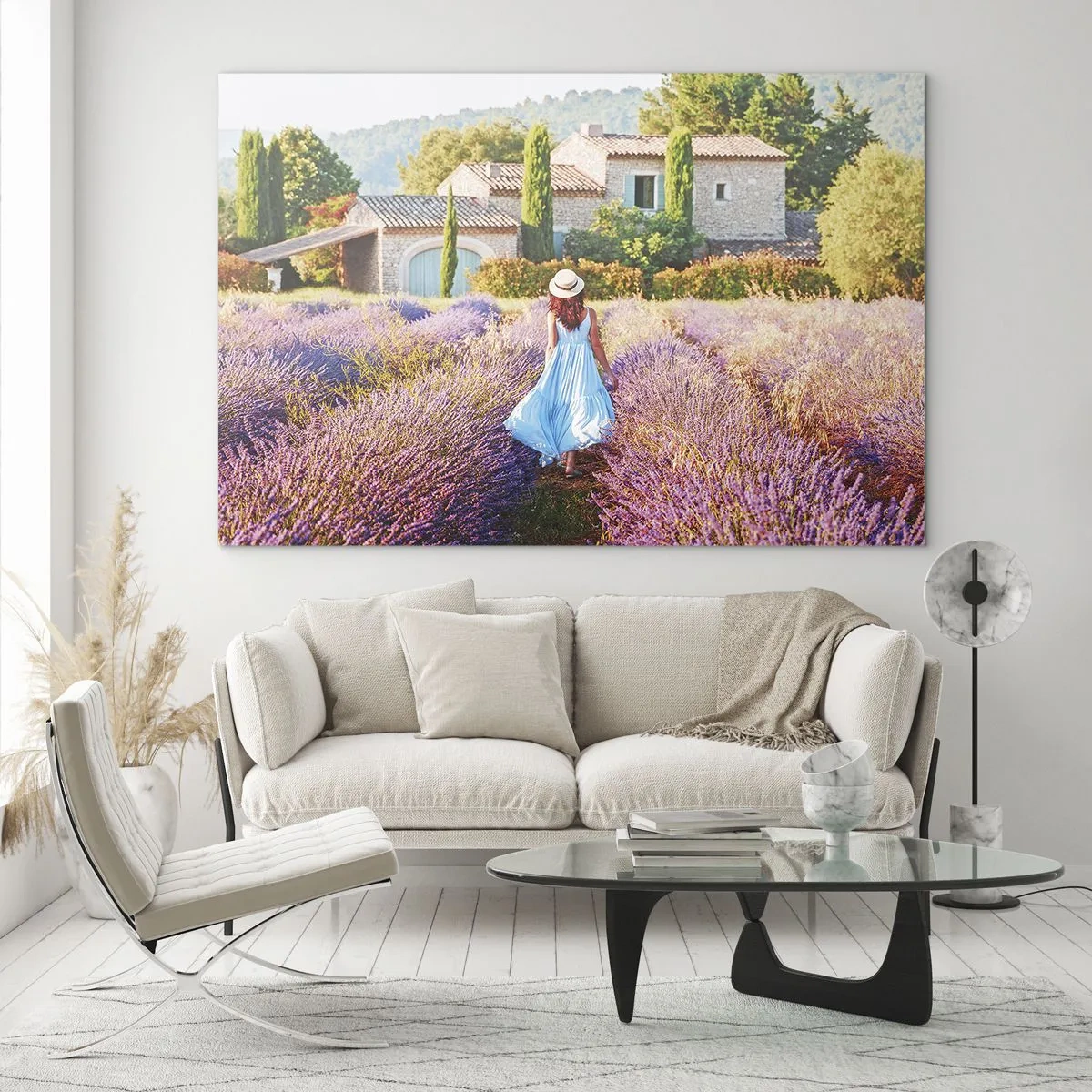 Obraz na skle - Žena v šatách prechádzajúca cez levanduľové pole - 70x50cm - Levanduľové dievča - Moderná nástenná dekorácia do obývacej izby a spálne ARTTOR