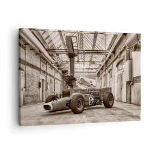 Obraz na plátne - Čiernobiele pretekárske auto v industriálnom interiéri - 70x50cm - Odpočinok víťaza - Moderná nástenná dekorácia do obývacej izby a spálne ARTTOR