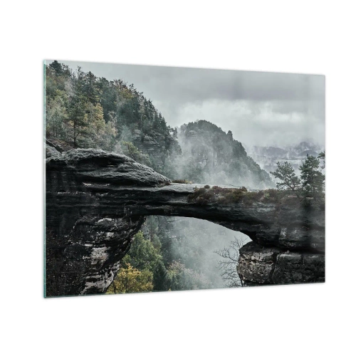 Obraz na skle - Kamenný most medzi hmlistými horami a lesnou krajinou - 70x50cm - Dobrodružstvo práve začína - Moderná nástenná dekorácia do obývacej izby a spálne ARTTOR