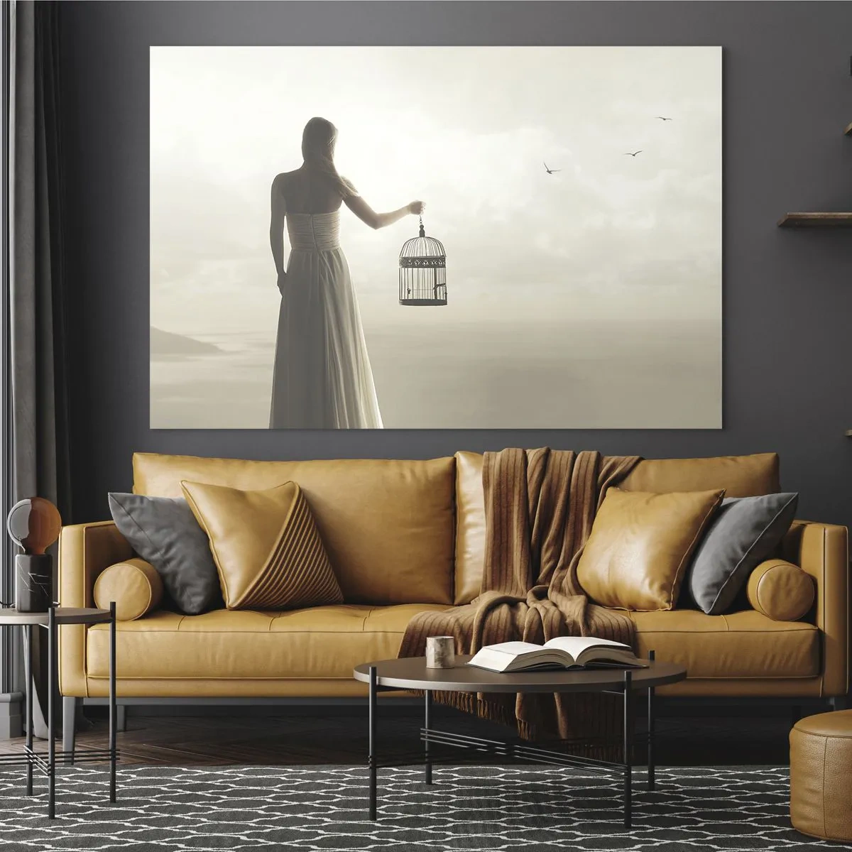 Obraz na skle - Žena s klietkou pozoruje vtáky odlietajúce proti oblohe - 70x50cm - Buď slobodná - Moderná nástenná dekorácia do obývacej izby a spálne ARTTOR