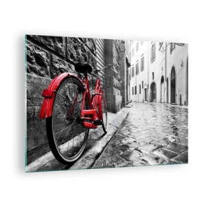 Obraz na skle - Červený bicykel na dláždených uliciach s monochromatickým pozadím. - 70x50cm - Skutočná krása nestarne - Moderná nástenná dekorácia do obývacej izby a spálne ARTTOR