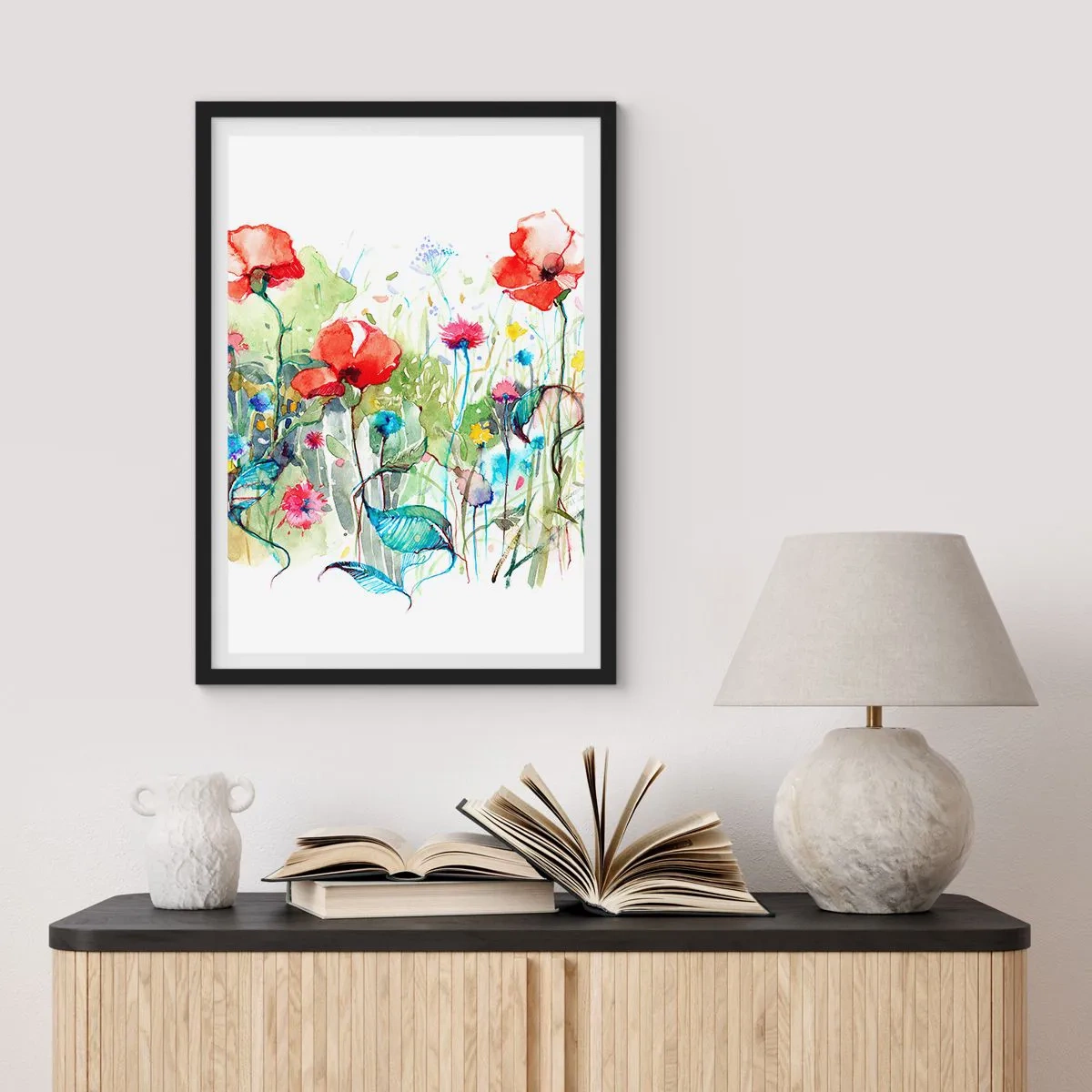 Plagát v čiernom ráme - Akvarelová maľba lúky s makmi a poľnými kvetmi. - 50x70cm - Kvitnúca lúka v máji - Moderná nástenná dekorácia do obývacej izby a spálne ARTTOR
