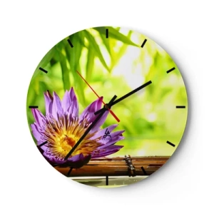 Nástenné hodiny - Fialový lotosový kvet na pozadí bambusu a zelene - 30x30cm - Na ázijskom slnku - Moderná nástenná dekorácia do obývacej izby, kuchyne a spálne ARTTOR