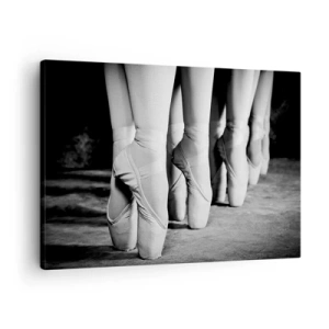 Obraz na plátne - Čiernobiela fotka baletných topánok tanečníc - 70x50cm - Spoločne, ľahko - Moderná nástenná dekorácia do obývacej izby a spálne ARTTOR