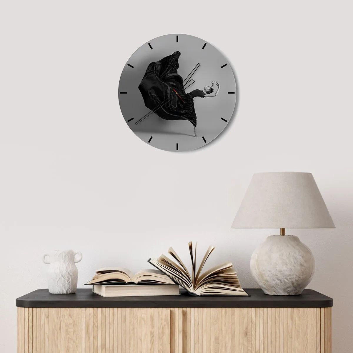 Nástenné hodiny - Tanečnica v dynamickej póze v čiernych šatách - 30x30cm - Okrídlený hudbou - Moderná nástenná dekorácia do obývacej izby, kuchyne a spálne ARTTOR
